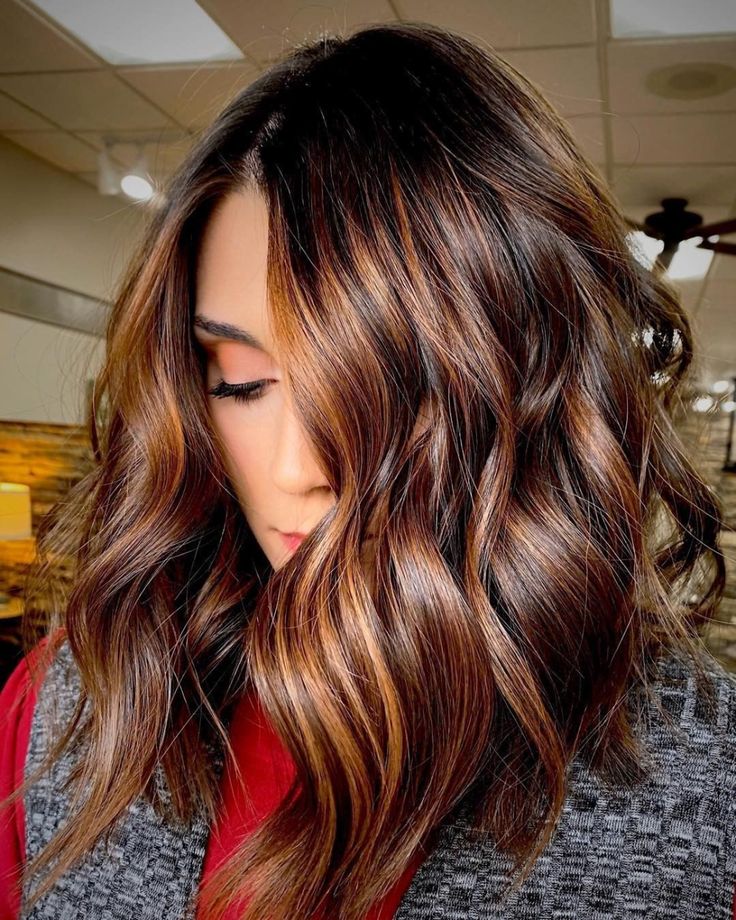 Mocha Mousse: Il Colore di Capelli più Irresistibile del 2025!