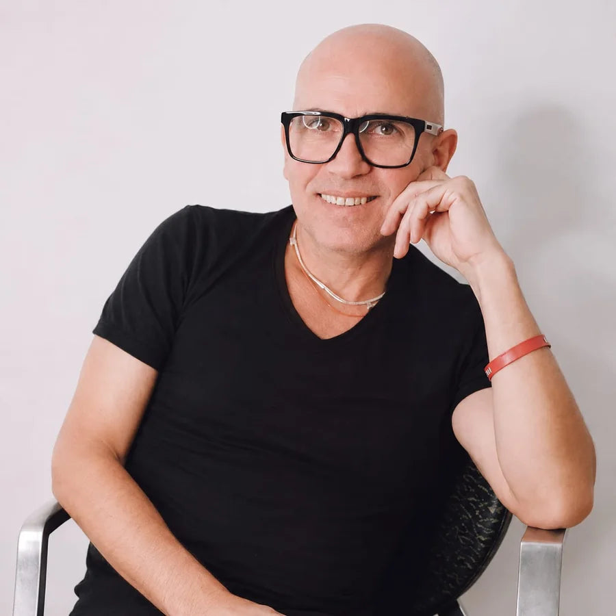 Roberto, fondatore di Italian Stardust, nel suo salone di Grottaglie